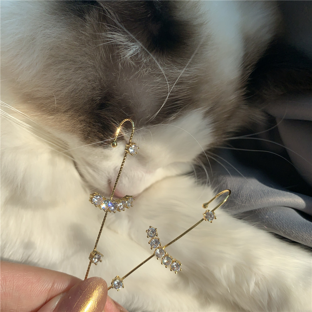 Khuyên tai dạng xiên đính đá phong cách thời trang Hàn Quốc cá tính