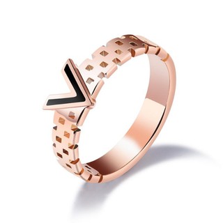 Nhẫn Hoa Văn Chữ V Ti Tan Không Đen TT 0582