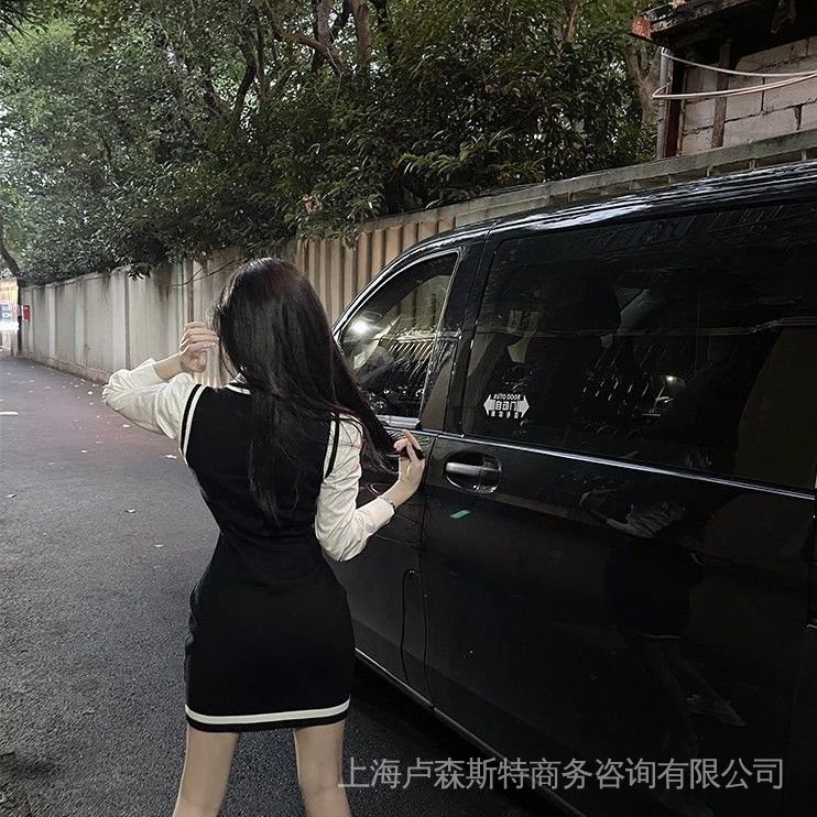 Đầm Dệt Kim Không Tay Màu Sắc Tương Phản Phong Cách Phương Tây Thời Trang Thu Đông Cho Nữ