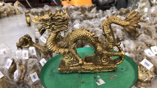 Tượng Rồng cầm Ngọc các cỡ bằng đồng vật phẩm phong thuỷ trưng bày trang trí quà tặng