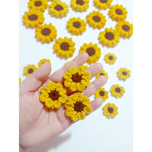 Pin cài hoa hướng dương bằng len