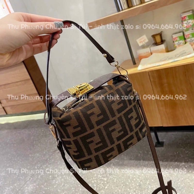 TÚI XÁCH ĐEO CHÉO CÓ QUAI XÁCH KHÓA SẬP LOGO FF HOTTREND 2022