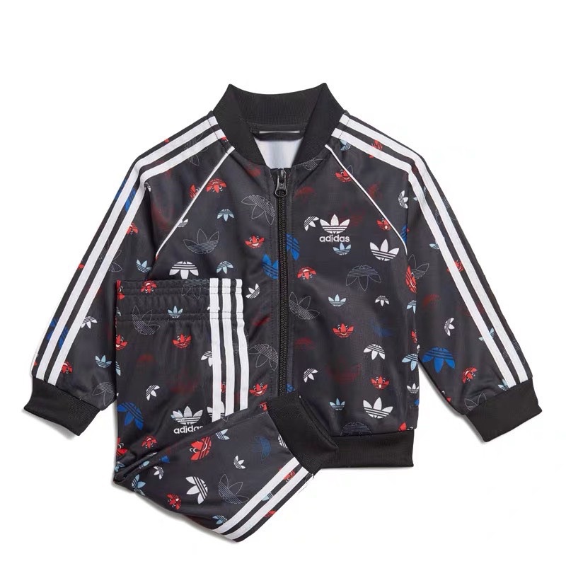 Set bộ khoác nỉ in hoạ tiết Adid@s Tqxk cho bé trai siêu hot, chất da cá thể thao, củ khoá logo xịn xò. Tone đen chất lừ