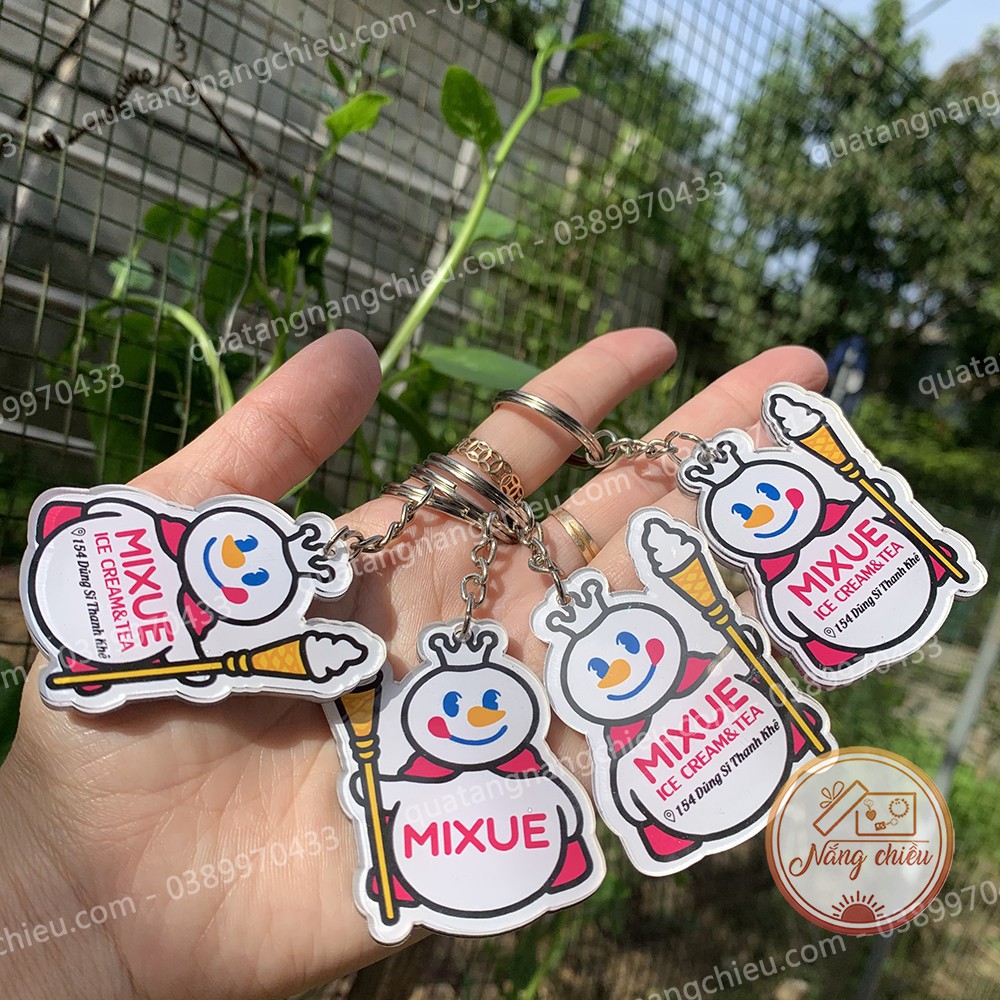 Móc khóa hình dũng sĩ kem, móc khóa logo thương hiệu kem mixue, chất liệu mica sáng bóng và sịn sò