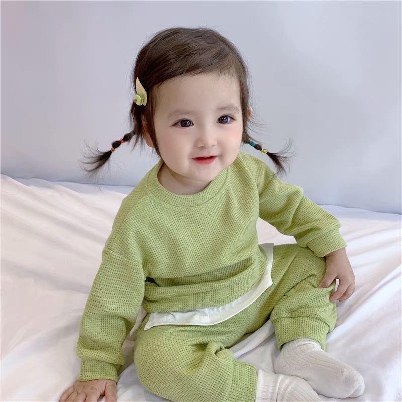 Bộ đồ hai mảnh gồm áo tay dài và quần dài dành cho bé trai và bé gái