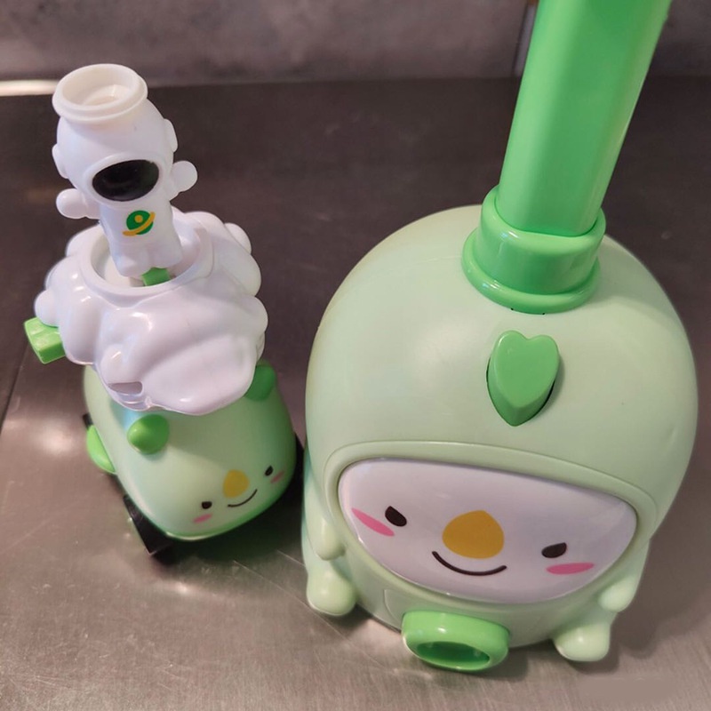 Xe ô tô đồ chơi bơm bóng bay trợ lực - Tặng phi hành gia bay + 6 bóng