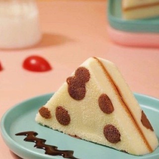 10 Chiếc Bánh Bông Lan Tam Giác Socola Chấm Bi Kẹp Kem