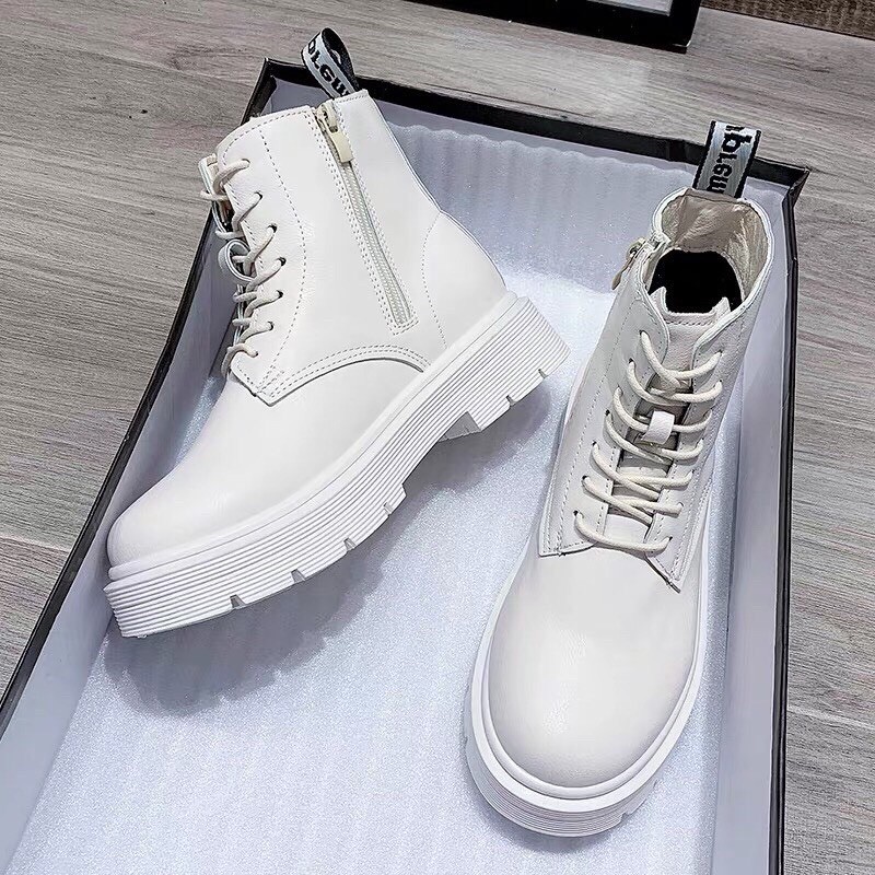 Bốt nữ đế bằng màu đen và kem có khoá kéo