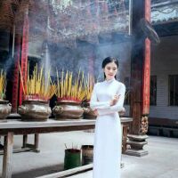 Áo dài - quần phi bóng