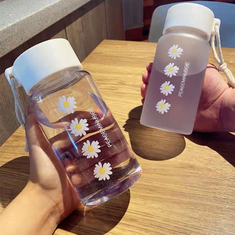 Bình Nước 500ml Bằng Nhựa Trong Suốt Không BPA In Hình Hoa Cúc Có Dây Đeo Tiện Dụng