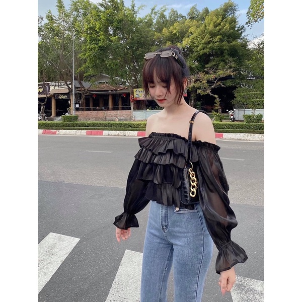 Áo bẹt vai tầng có ánh nhũ