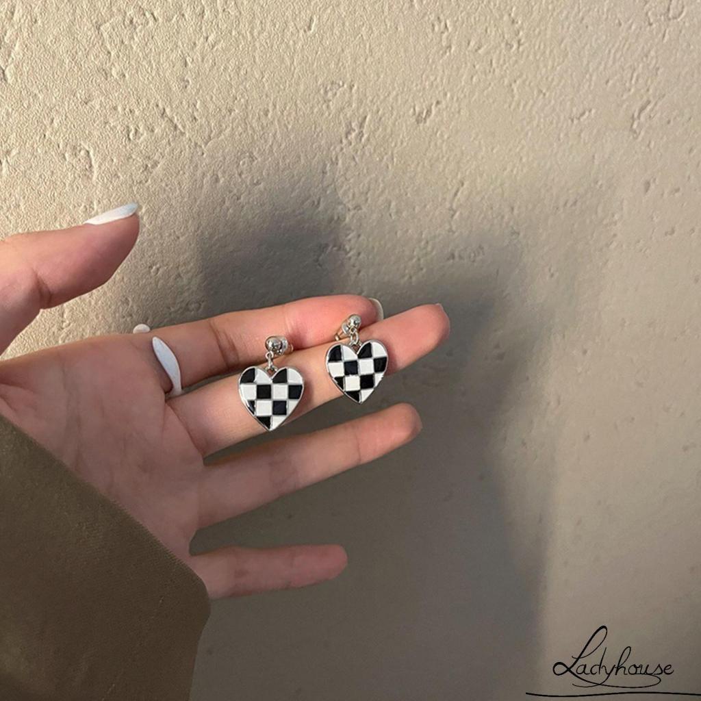 Bông tai hợp kim mặt hình trái tim kẻ caro trắng đen thời trang dành cho nữ