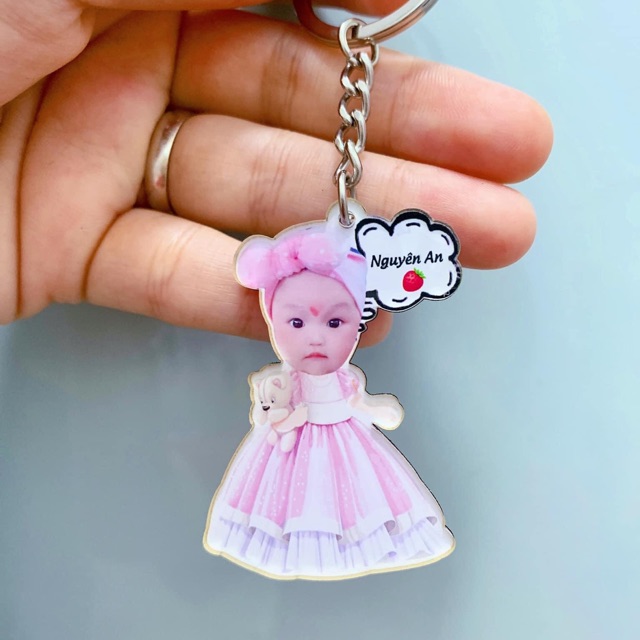 Móc khoá chibi cho bé theo yêu cầu. Mình ib chọn mẫu chibi và gửi ảnh. Sau 4-5 hôm là có hàng. Móc khoá làm bằng nhựamic