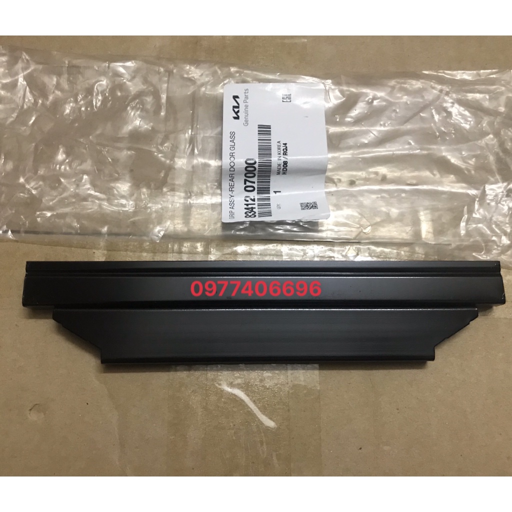 Đế giữ chân kính cánh cửa sau Kia Morning/ Hyundai Getz - Mã phụ tùng 8341207000