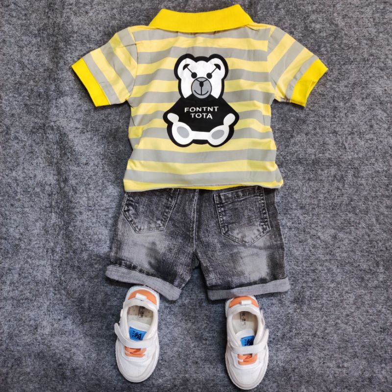 Bộ đồ cho bé trai, bé gái kẻ ngang in hình gấu. Set đồ hai chi tiết gồm áo Polo và quần Jean cho bé.
