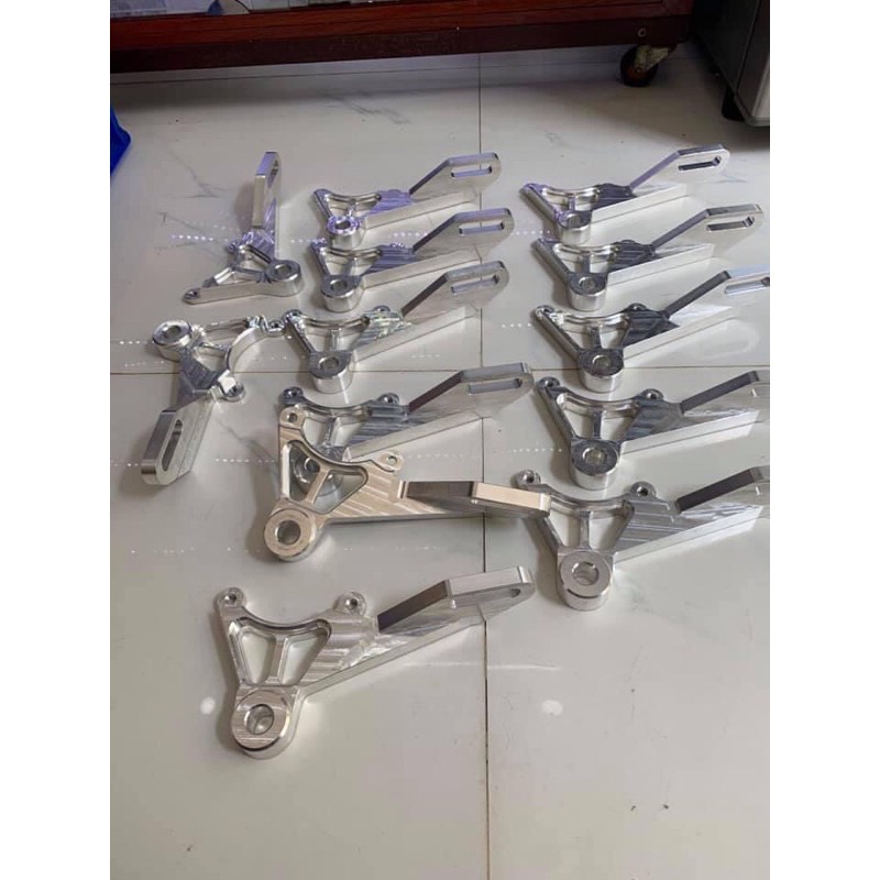 Pát " Bas " nhôm CNC sau Exciter 150 gắn heo bembro 2pis “ quay lên “