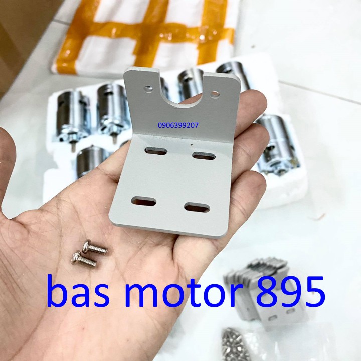 bas giữ động cơ 895