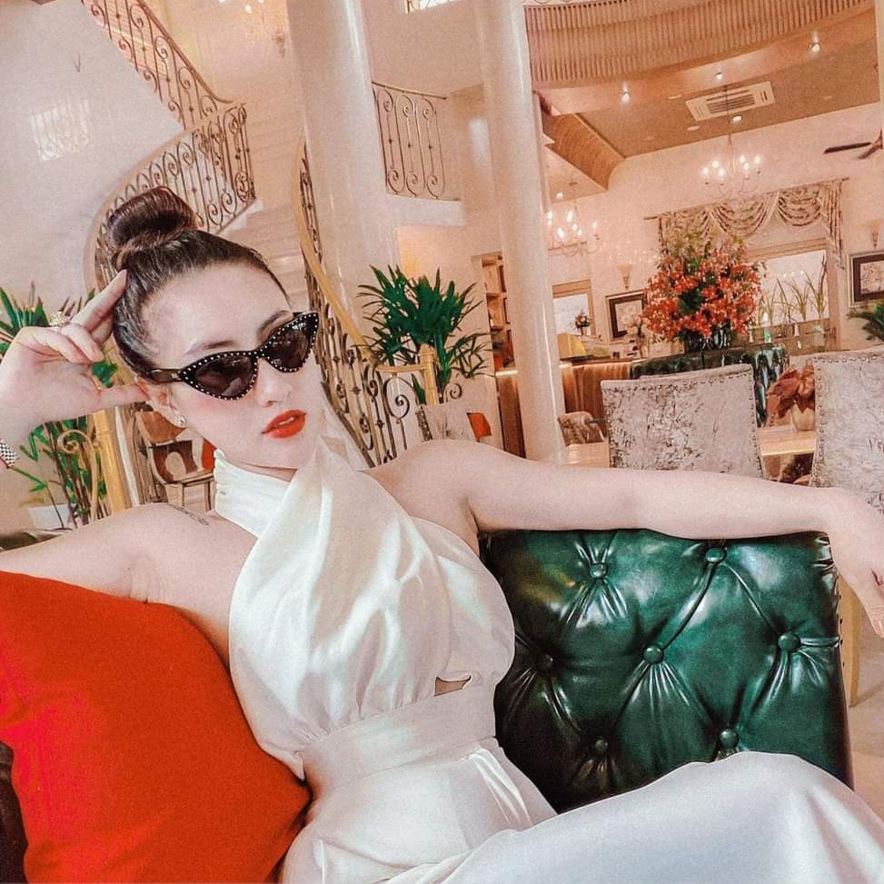 Áo croptop cổ yếm, không tay - Hai màu trắng và đen sang chảnh