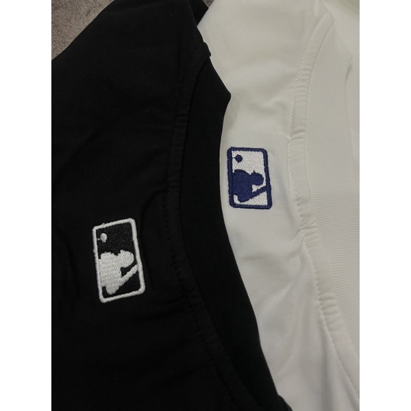 Áo Thun Unisex Chất Cotton 100% Màu Đen/Trắng Logo Thêu Ở Tay