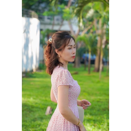 ĐẦM MIDI HỒNG VIỀN REN CỔ VUÔNG NÚT NGỰC