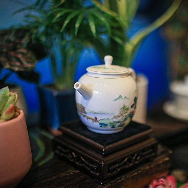 Ấm sứ pha trà hoạ tiết sơn thuỷ đồng quê, chất men ấm đẹp, dòng sứ Cảnh Đức. mã: TPC0021