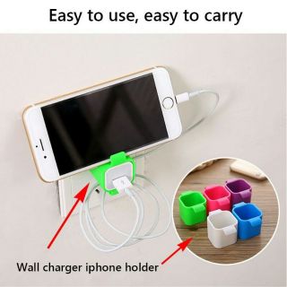 Bọc củ sạc dựa tường