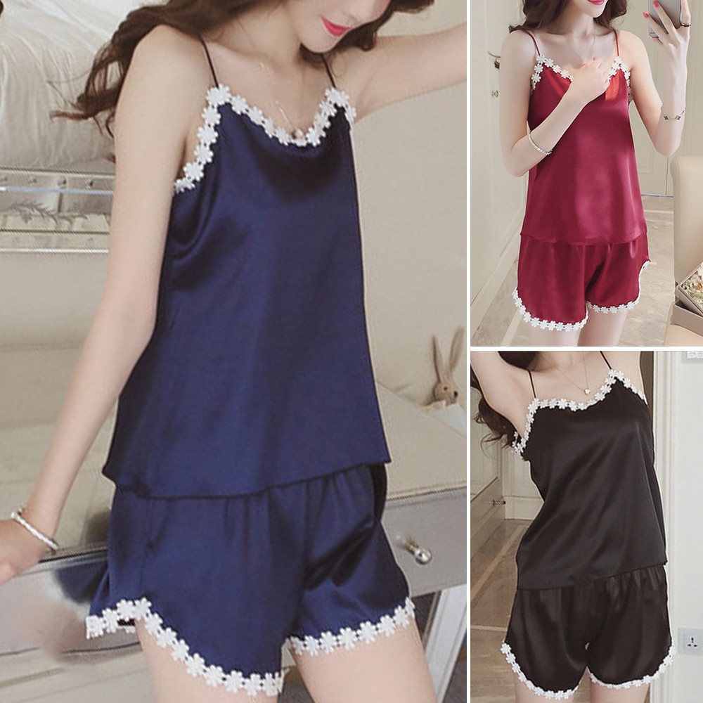 Set đồ ngủ gồm áo sát nách + quần ngắn chất phi bóng quyến rũ cho phái nữ