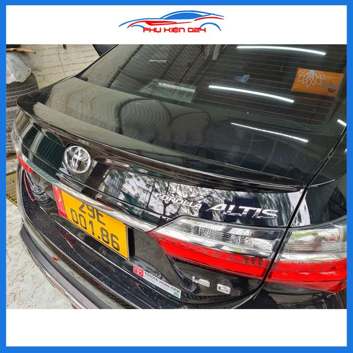 Đuôi gió sau xe liền cốp Altis 2022-2023 vân Cacbon
