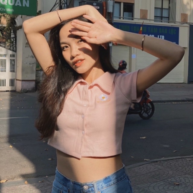 Áo croptop polo thêu bông cúc