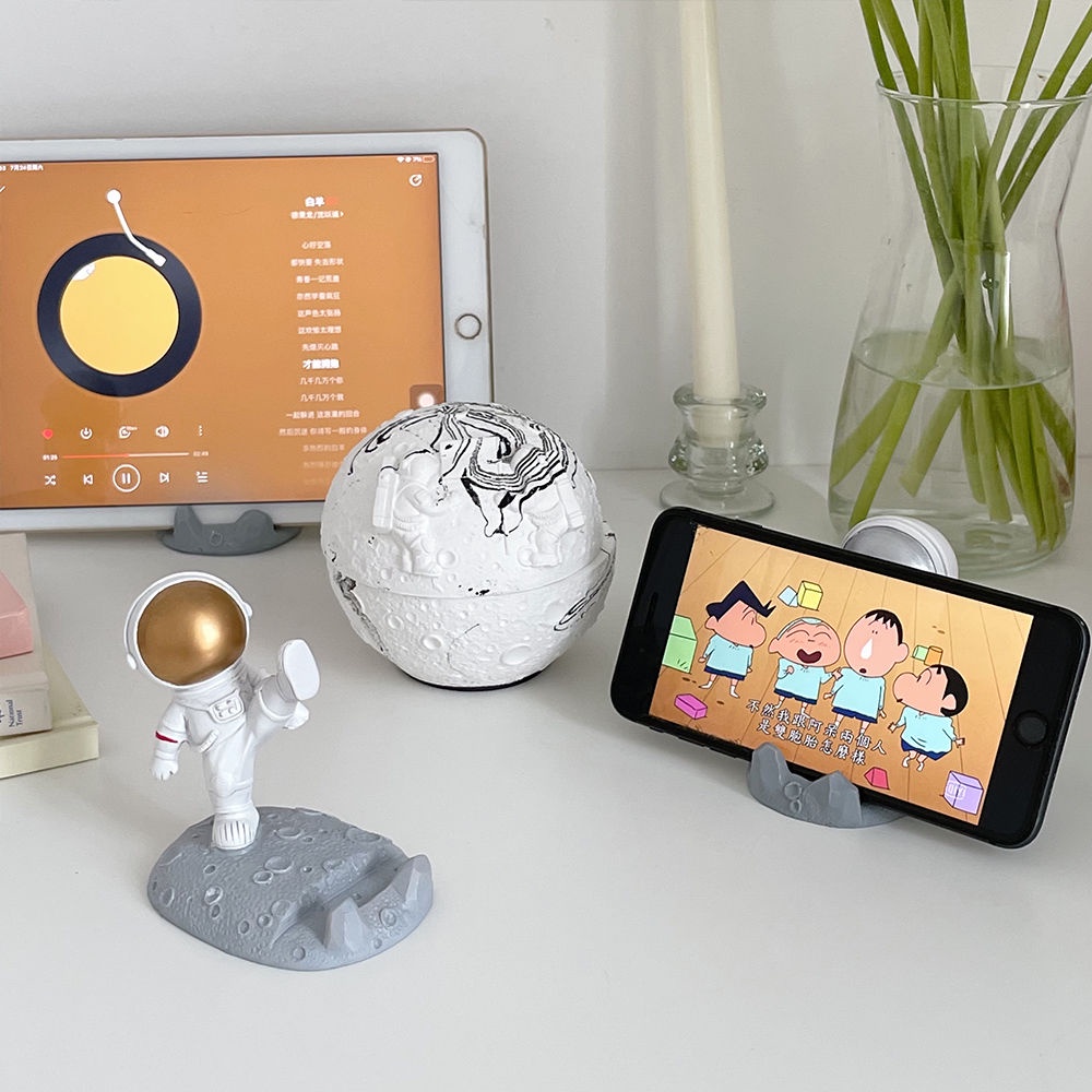 Giá đỡ điện thoại để bàn phong cách phi hành gia đáng yêu