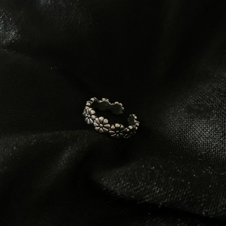Nhẫn hoa cúc nhỏ 23606 dạng hở có thể điều chỉnh kích thước dễ phối đồ thời trang đơn giản cho nam nữ 