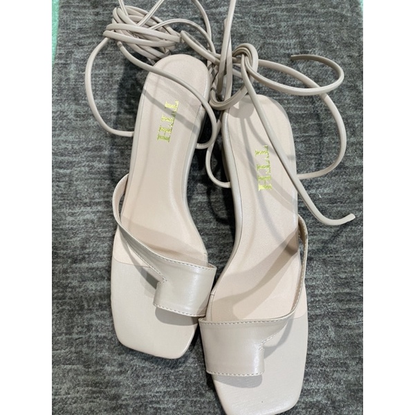 gót sỏ ngón dây quấn chân biqsize từ 35-45 ( ảnh thật phía sau )