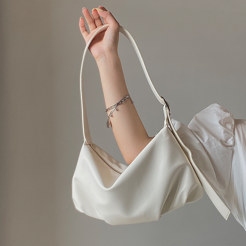 Túi xách chất liệu da mềm thiết kế hợp thời trang cho nữ