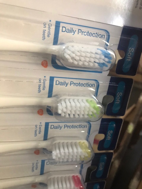 Bàn chải đánh răng dành cho răng ê buốt Sensodyne Daily Protection Soft ( Giao Màu Ngẫu Nhiên )