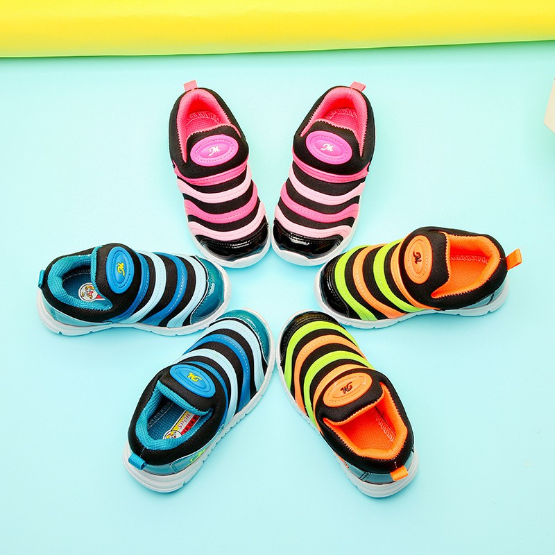 Giày thể thao đế mềm chống trượt hình sâu bướm phối màu cá tính cho bé tập đi