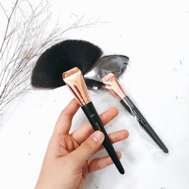 Cọ Vacosi Full Fan Powder Brush Q01 giúp lớp nền mỏng nhẹ tự nhiên