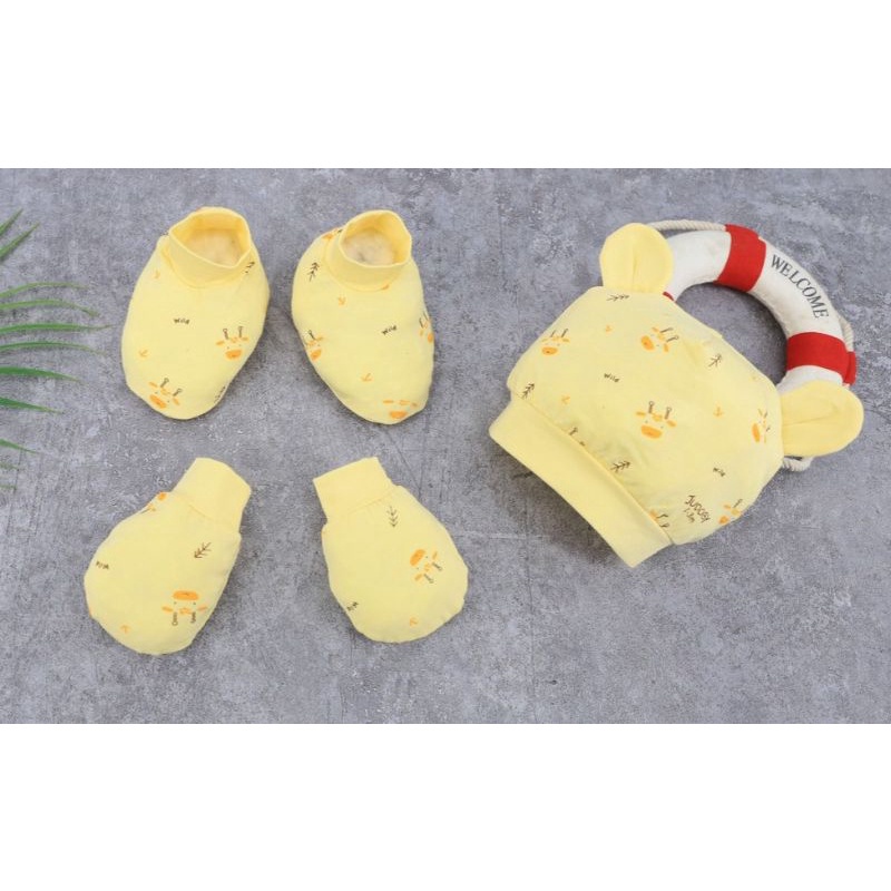 Set  giữ ấm cho bé yêu được làm từ vải cotton thoáng mát và mịn màng - B44