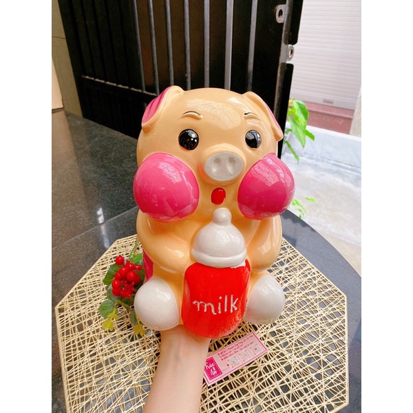 [CHỈ GIAO HCM] Heo đất thạch cao hình Heo baby bú bình sữa (cầu con sinh đôi). Chất liệu thạch cao sơn bóng mịn