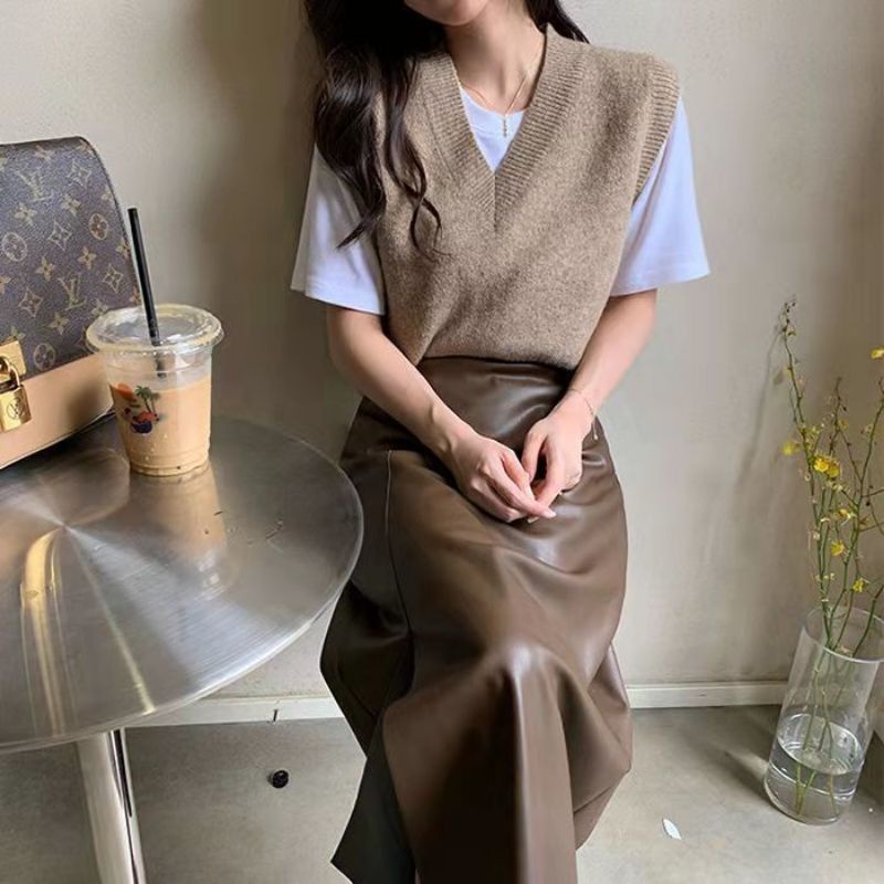 Chân váy da dài qua gối xẻ tà siêu trẻ trung | BigBuy360 - bigbuy360.vn