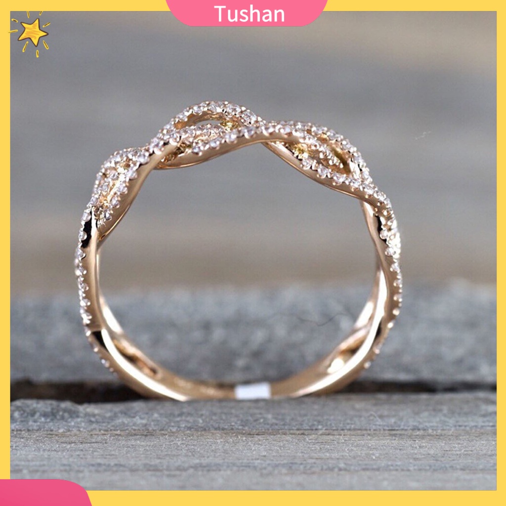 Nhẫn cưới đính đá tinh tế nhẹ nhàng