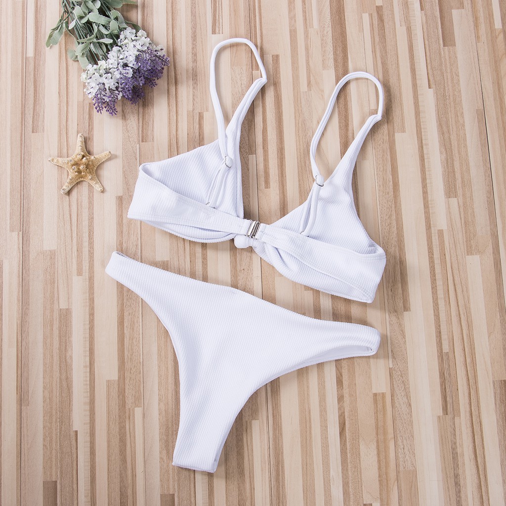 Bộ bikini có áo thắt nút với quần lọt khe quyến rũ cho nữ đi biển