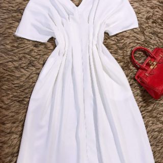 Váy trắng cổ chữ V
