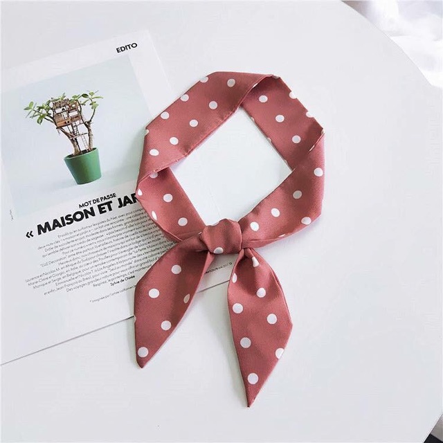 Khăn dài chấm bi.