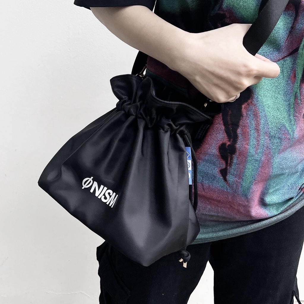 Túi đeo chéo unisex dây rút Onism basic màu đen