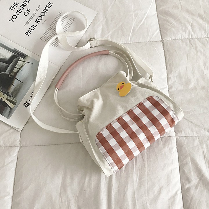 TÚI ĐEO CHÉO NỮ VẢI KẺ SỌC GẮN STICKER TT 55 | BigBuy360 - bigbuy360.vn