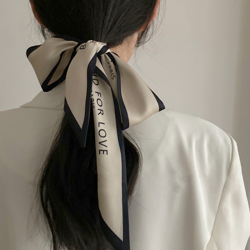 Khăn Satin Dài In Chữ Phối Màu Tương Phản Phong Cách Vintage