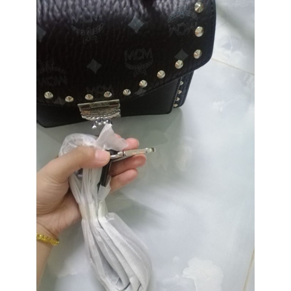 Túi m...cm* màu đen tán đinh viền túi