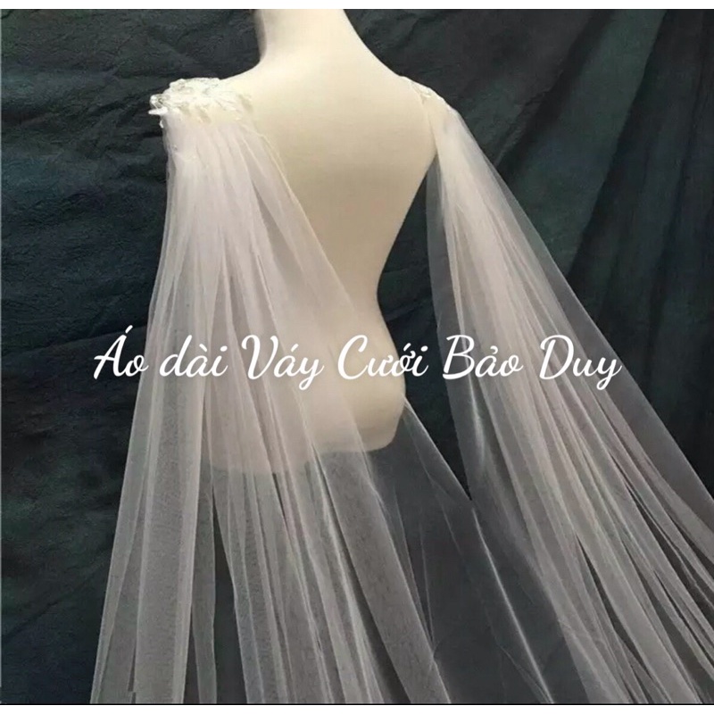 Cài áo- đuôi váy cưới có thể tách làm lúp cô dâu