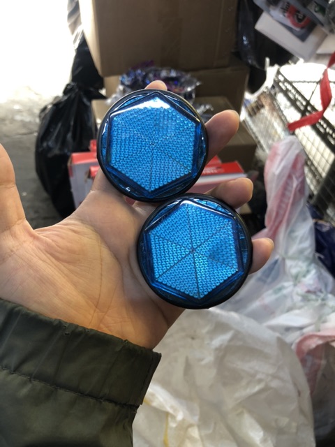 Mắt mèo phản quang gắn đuôi dè sau xe máy