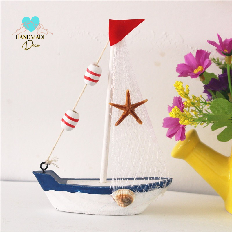 Mô hình thuyền buồm bằng gỗ phủ sơn phối họa tiết biển  size 14cm - Decor trang trí theo phong cách biển